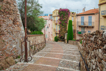Descent from the Le Suquet hill