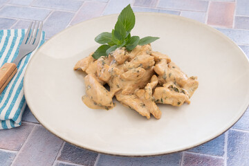 filet de poulet au basilic en gros plan dans une assiette