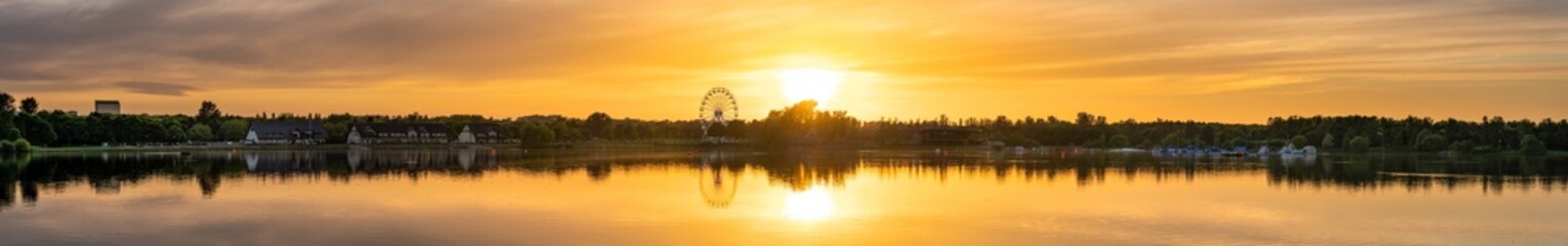 Obraz premium Willen Lake sunset panorama in Milton Keynes. England
