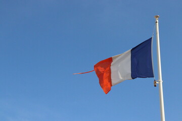 Bandeira da França hasteada com céu azul