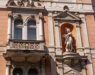 Fototapeta premium Sculpture depicting a man and symbolizing America in a niche of a historic hotel building in Art Nouveau style. Lviv, Ukraine