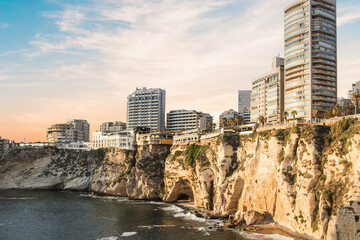Obraz premium Beautiful view of the Pigeon Rocks on the promenade in the center of Beirut, Lebanon
