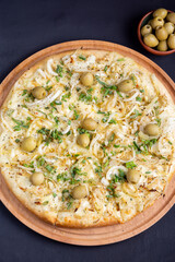 pizza de cebolla sobre tabla de madera