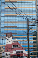 Fototapeta na wymiar 東京六本木4丁目のガラス張りの世界