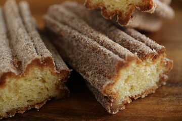 木製トレイに乗せたチュロス