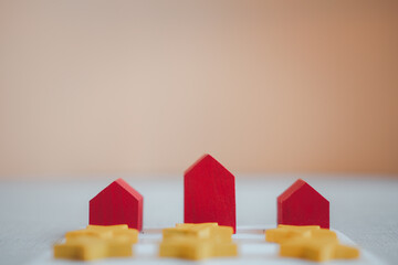 Red house with a yellow star for customer rating.