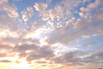 光に照らされる雲