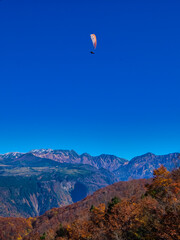 紅葉の山とパラグライダー