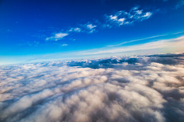 Naklejka premium 飛行機の窓から眺める大空