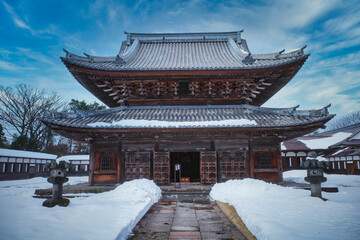 Fototapeta premium 雪の仏教寺院