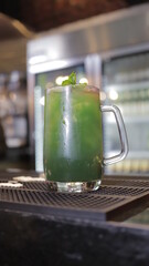 Jarra de trago de alchool con menta verde, barra bar en club nocturno.