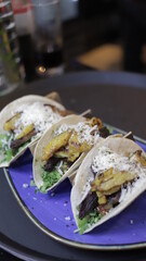 plato servido delicioso tacos con queso y vegetales, comida tipica mexicana, comida hecha en restaurante. foto cerrada detalles.