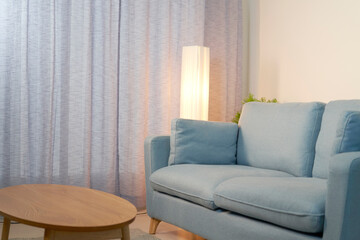 夜の無人のリビング風景