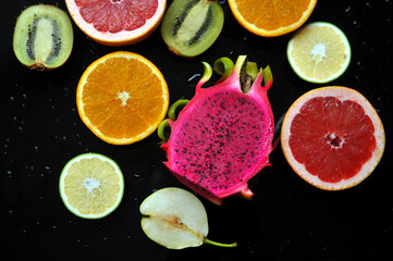 Fresh oranges、pitaya and kiwi sliced on a plait