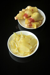 Sliced and whole pieces of ginge