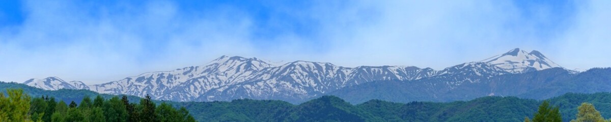 青空バックにみる残雪の白山連峰のパノラマ情景＠岐阜