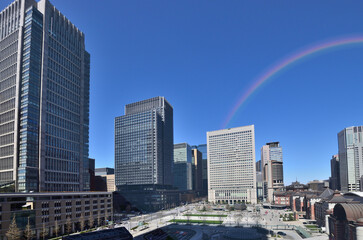 虹がかかる東京駅