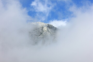 雲の切れ間から見える甲斐駒ヶ岳の頂上。仙丈ケ岳より。