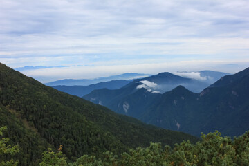 南アルプスの山、仙丈ケ岳からの風景