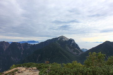 南アルプスの山、仙丈ケ岳からの風景