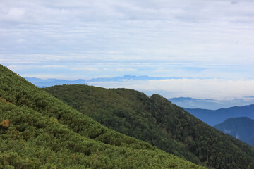 Fototapeta na wymiar 南アルプスの山、仙丈ケ岳からの風景