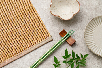 器と和食。モダンな背景で余白有り。