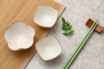 和のお皿が並んだテーブル。和食イメージ。