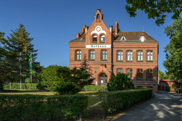 Denkmalgeschützte ehemalige Gemeindeschule Zeuthen im Licht der Morgensonne - Inschrift: Rathaus