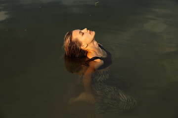 portrait of a girl who is in the water in fresh water located in the Lipetsk region