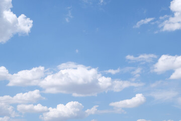 Ciel bleu d'été avec des cumulus