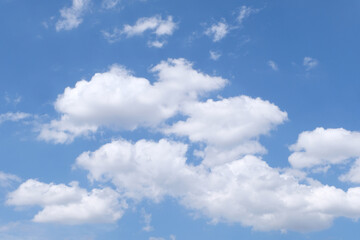 Naklejka na ściany i meble Ciel bleu d'été avec des cumulus
