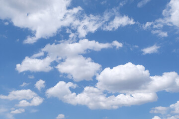 Ciel bleu d'été avec des cumulus