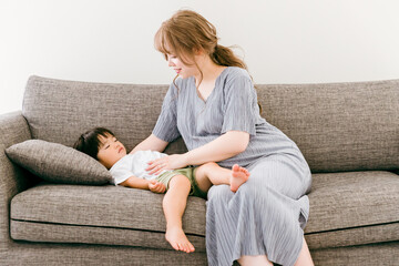 家で子供を寝かしつける日本人の妊婦（ママ）
