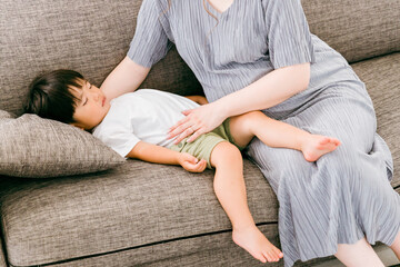 家で子供を寝かしつける日本人の妊婦（ママ）
