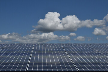 青空を背景にした、一面に広がるソーラーパネル