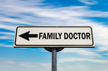 Obraz premium Family doctor arrow road sign. Free medicine concept.
