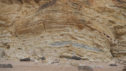Imagen de montaña cortada en la que se pueden ver los pliegues geológicos.