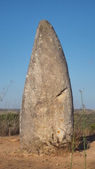 Menhir cerca de Raposeira en Portugal, de la época del megalitico.