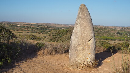 Menhir cerca de Raposeira en Portugal, de la época del megalitico.