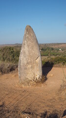 Menhir cerca de Raposeira en Portugal, de la época del megalitico.