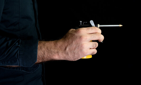 Oiler in a metal bollon in hand