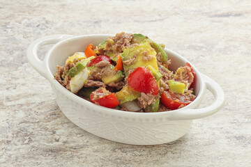 Salad with tuna and avocado