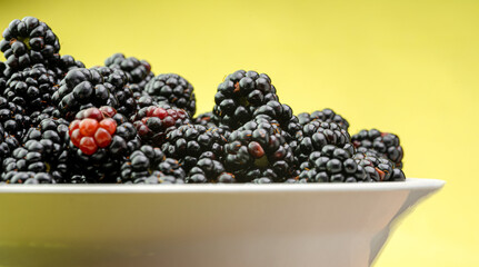Ripe blackberries are in a plate