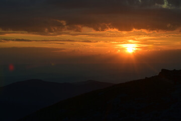 Wschód słońca w górach