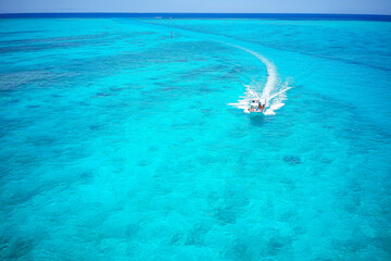 沖縄県の離島宮古島の観光スポット 池間大橋からの青い海を見下ろす絶景