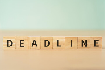 締め切り・期限のイメージ｜「DEADLINE」と書かれたブロック
