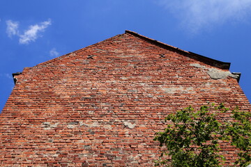 Wall of an old red brick house.
Ściana starego domu z czerwonej cegły.