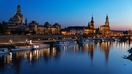 Obraz premium Dresden, Terrassenufer, Panorama, Frauenkirche, Oberlandesgericht, Residenzschloss, Katholische Hofkirche, vlnr., Sachsen, Deutschland 