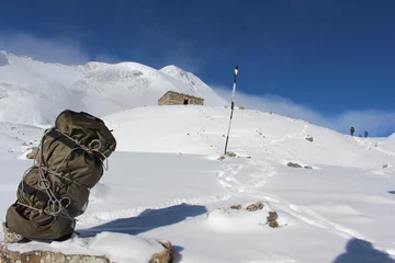 Foto auf Acrylglas Annapurna Einsamer Rucksack im Annapurna Gebirge 