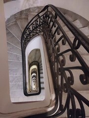 Escalier en colimaçon en  fer forgé et marbre